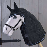 Fekete kötőfékes szürke Hobby Horse ló a fekete, márványmintás esőtakaróban, fekete fülrészekkel és világoskék paszpóllal