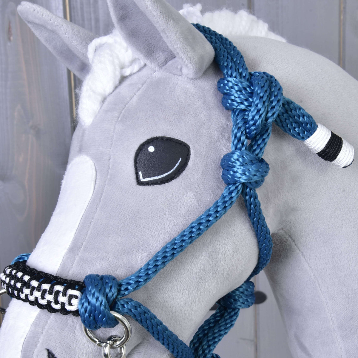 A Hobby Horse Chess kötélszett kék csomózott kötőféke közelről, fekete-fehér tekercselésű véggel