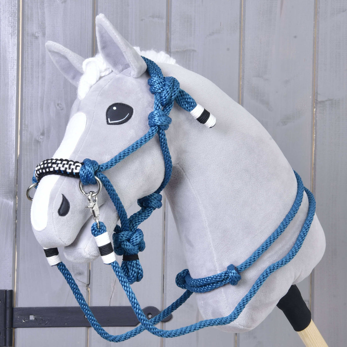 Világosszürke Hobby Horse ló a Chess kötélszettel: kék csomózott kötőfék fekete-fehér orrszíjjal és kötél kantárszárral