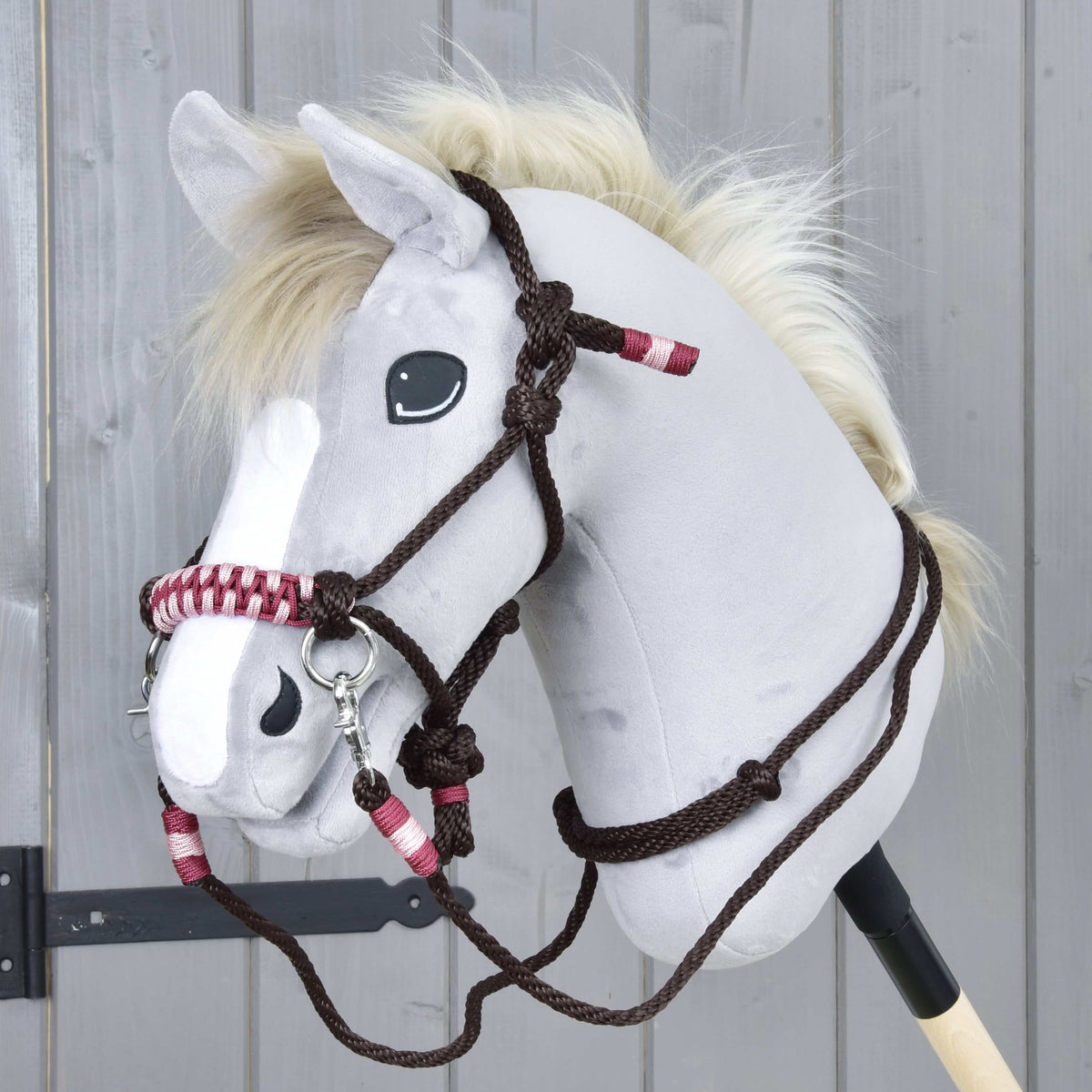 Világosszürke Hobby Horse ló a York kötélszettel: sötétbarna csomózott kötőfék és kantárszár bordó és rózsaszín díszítéssel