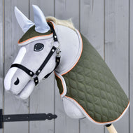 Világosszürke Hobby Horse ló fekete kötőfékben, a Moos szettben: olívazöld steppelt takaró és hozzáillő fülvédő