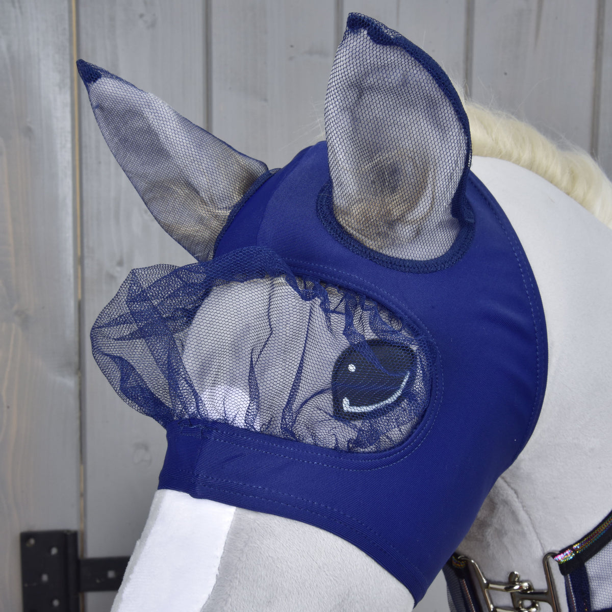 A Fly Combo szett légymaszkja közelről egy szürke Hobby Horse lovon: sötétkék anyag hálós fülekkel és ráncolt hálós szemtakaróval