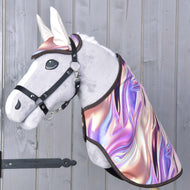 Szürke Hobby Horse ló fekete kötőfékben, hologramos örvénymintás fülvédővel, krémszínű fülekkel és a hozzáillő takaróval