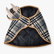 LarDen Hobby Horse England Grey szett: szürke kockás takaró fekete steppelt béléssel, teveszínű szegéllyel és hozzáillő fülvédővel