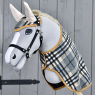 Világosszürke Hobby Horse ló fekete kötőfékben, az England Grey szettben: szürke kockás takaró és fülvédő krémszínű fülekkel