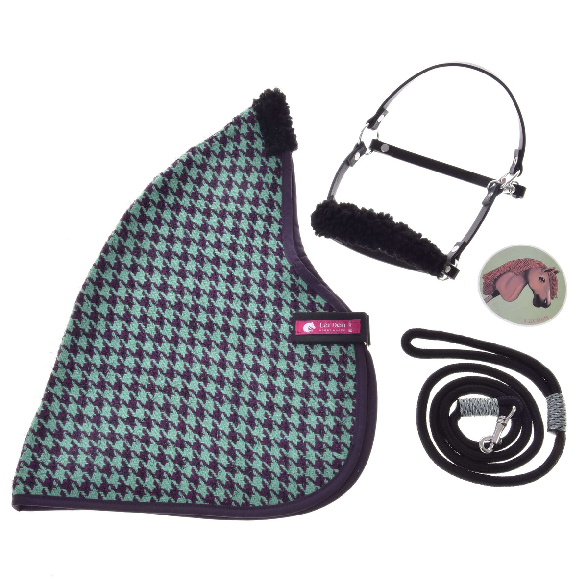 LarDen Hobby Horse szett Harmony Green: mentazöld-lila tyúklábmintás takaró, fekete kötőfék polárral, vezetőszár, matrica