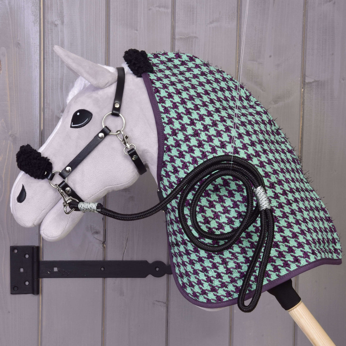 Szürke plüss Hobby Horse ló a Harmony Green szettben: mentazöld-lila tyúklábmintás takaró, fekete kötőfék, feltekert vezetőszár