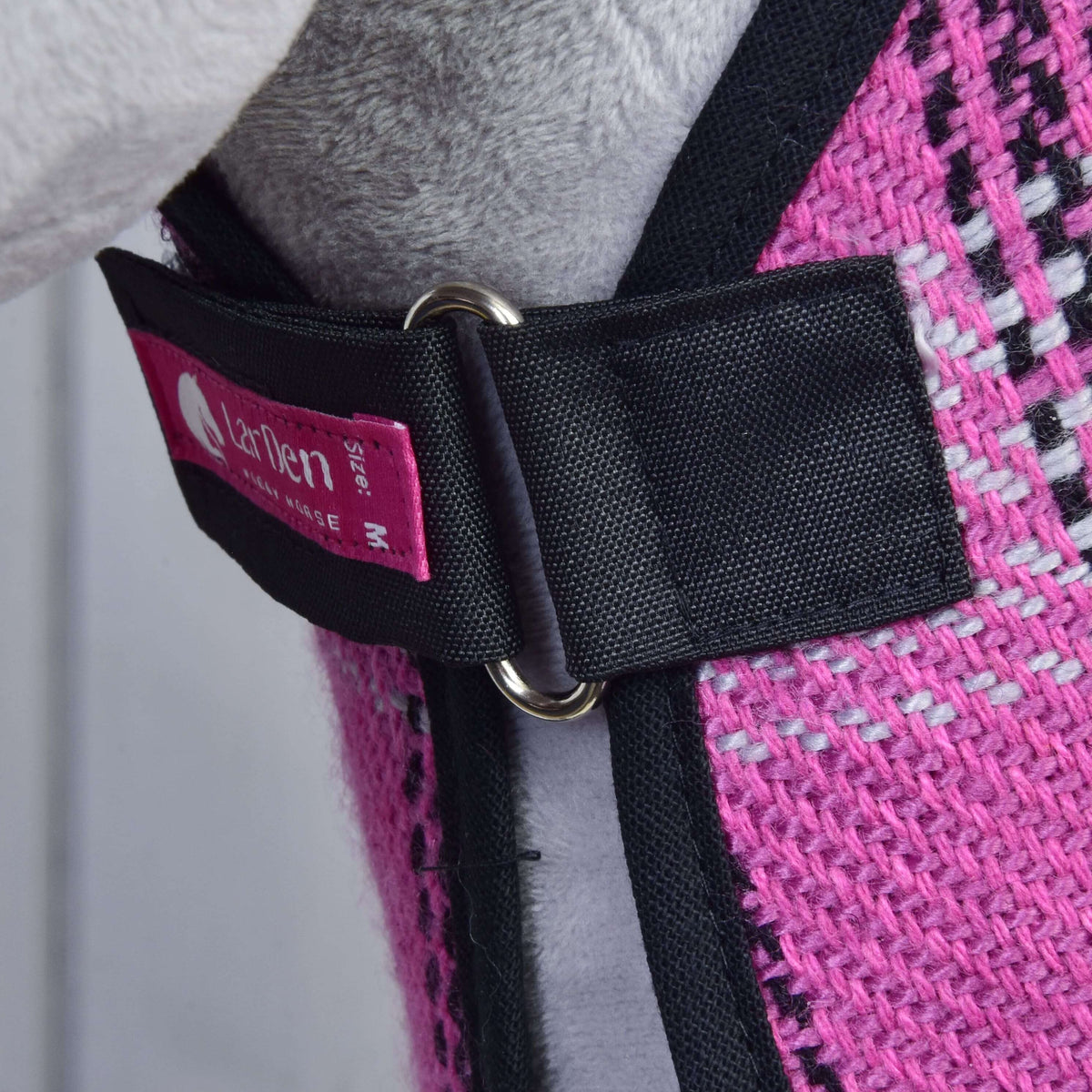 A Harmony Pink szett takarójának mellcsatja: fekete pánt, fémkarika, rózsaszín LarDen címke és fekete szegőpánt