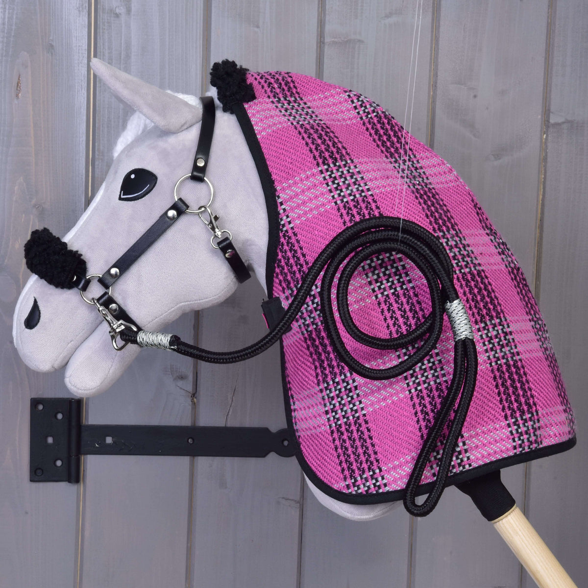 Szürke plüss Hobby Horse ló a Harmony Pink szettben: rózsaszín kockás takaró fekete polárgallérral, fekete kötőfék és vezetőszár