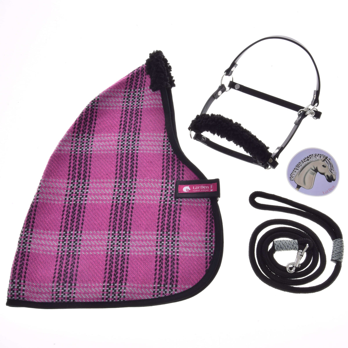 LarDen Hobby Horse szett Harmony Pink: rózsaszín-fekete kockás takaró, fekete kötőfék fekete polárral, vezetőszár és matrica