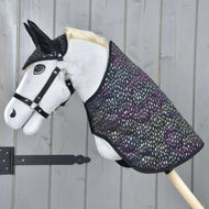 Világosszürke Hobby Horse ló fekete kötőfékben, a Dreamy szettben: fekete steppelt takaró és fülvédő szivárványszínű pöttyökkel