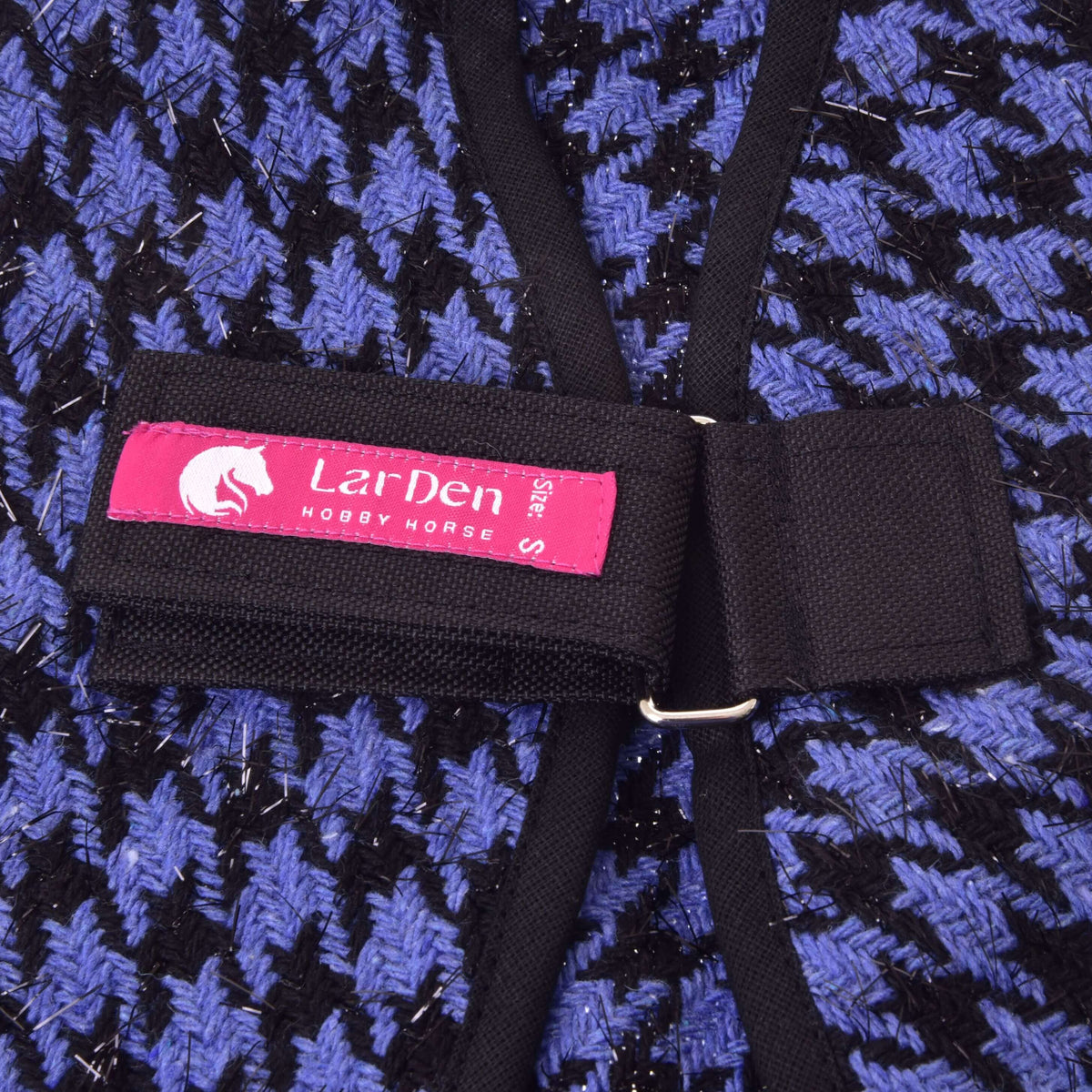 Close-up of the pink LarDen label on the chest strap of the Hobby Horse Stable Blanket Blue, houndstooth with glitter thread