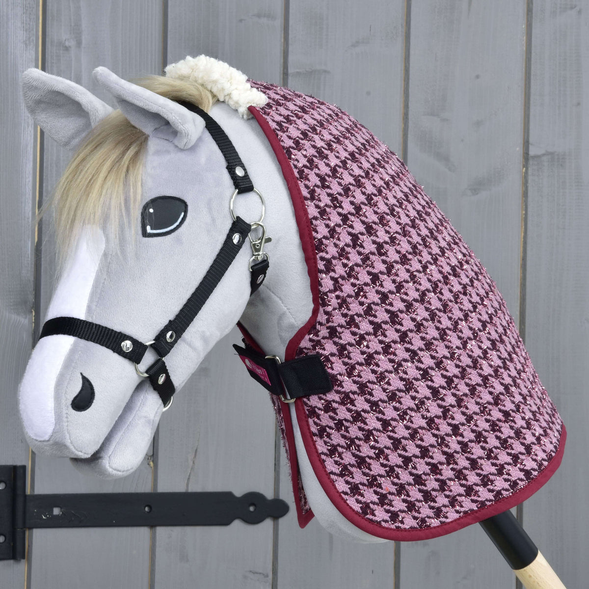 Világosszürke Hobby Horse ló fekete kötőfékben, a rózsaszín-bordó tyúklábmintás Winter Magic istállótakaróban