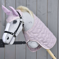 Világosszürke Hobby Horse ló fekete kötőfékkel, a Sweetest Heart szettben: lila steppelt takaró és fülvédő