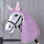 Szürke Hobby Horse ló fekete kötőfékben, a Sweetheart esőtakaróban: orgonalila, azonos színű szívmintával és halvány rózsaszín fülekkel