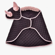 Hobby Horse szett Thermo Sweety a LarDen kollekciójából: steppelt sötétbarna takaró rózsaszín teddy anyagú gallérral és hozzáillő fülvédő