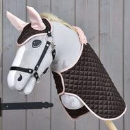 Szürke Hobby Horse ló fekete kötőfékben, a Thermo Sweety szettben: steppelt barna takaró és fülvédő rózsaszín fülrészekkel