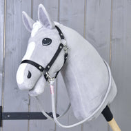 Világosszürke Hobby Horse ló fekete kötőfékben, a szürke, rózsaszín tekercselésű Tizian kantárszár az álla alatt bekapcsolva
