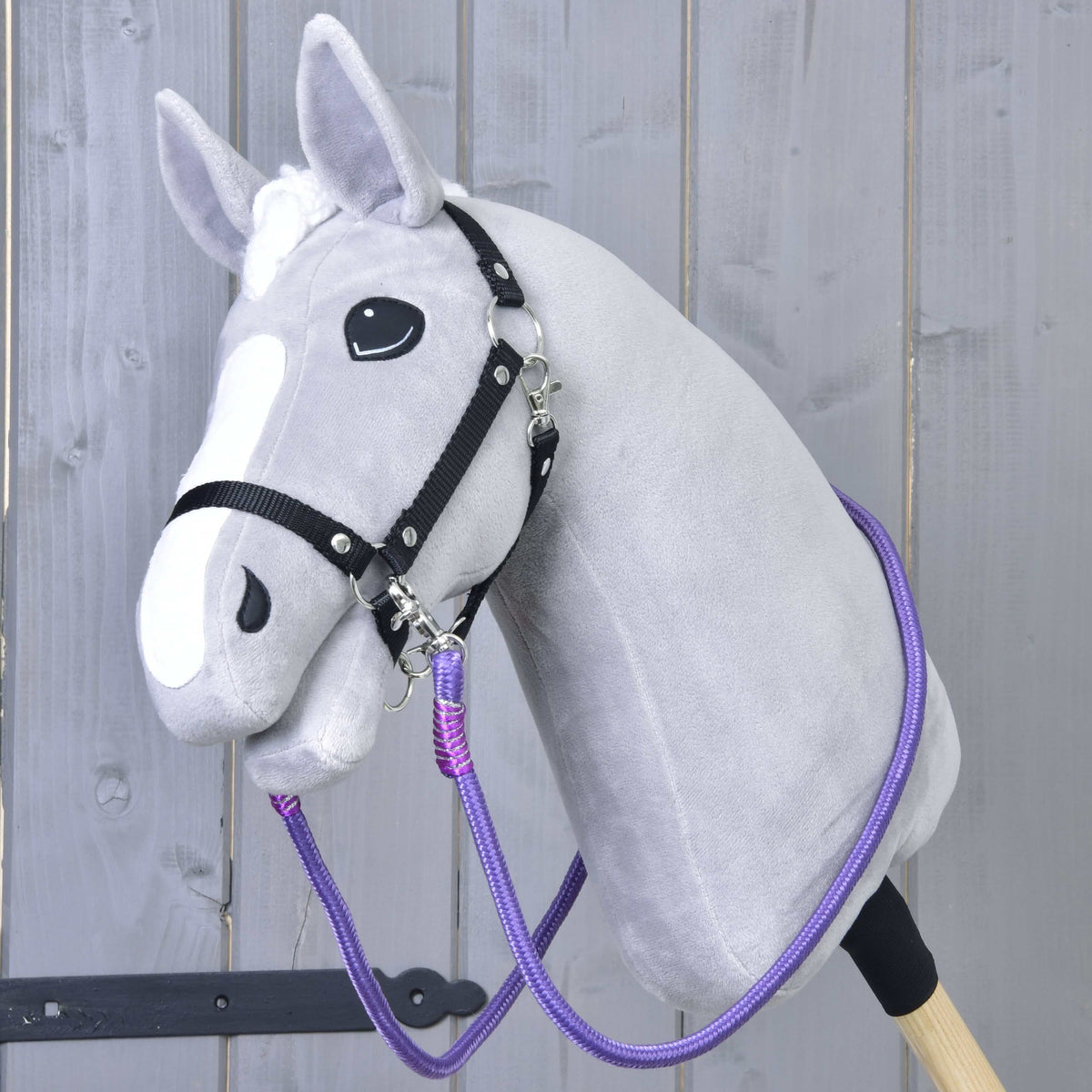 Világosszürke Hobby Horse ló fekete kötőfékben, a lila Viola kantárszár a kötőfék mindkét oldalára bekapcsolva