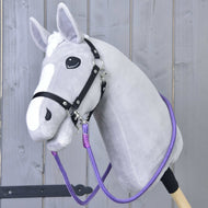 Világosszürke Hobby Horse ló fekete kötőfékben, a lila Viola kantárszár a kötőfék mindkét oldalára bekapcsolva