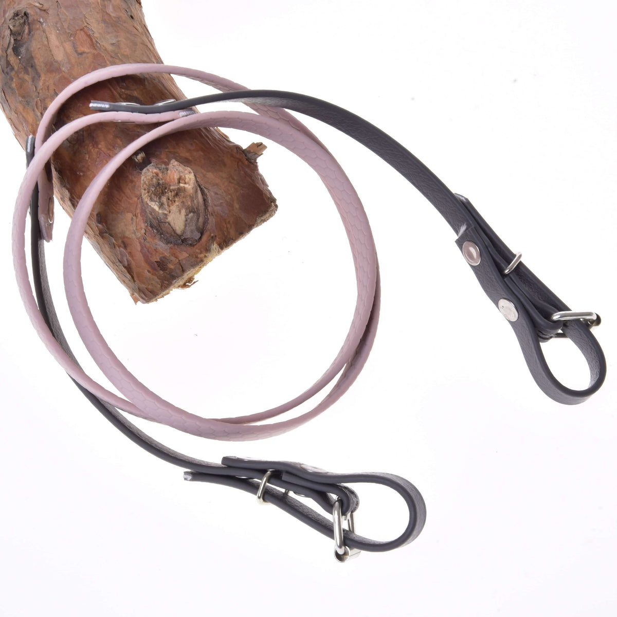 LarDen Hobby Horse kantárszár gumírozott Dark Grey/Pink: halvány rózsaszín középrész és sötétszürke csatos végek, egy ágra hurkolva