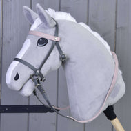 Szürke plüss Hobby Horse ló a szürke, rózsaszín homlokszíjas LarDen komplett műbőr kantárral és halvány rózsaszín kantárszárral