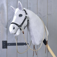 Szürke Hobby Horse ló fekete kötőfékben, bekapcsolt bézs osztott western kantárszárral, a nyakánál barna bőrvégekkel