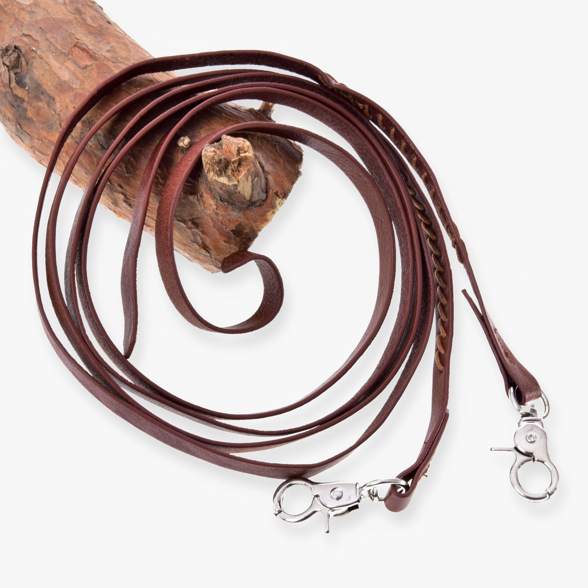 Hobby Horse osztott western kantárszár Dark Brown a LarDen kollekciójából tűzött díszítéssel és két ezüst karabinerrel, egy ágra tekerve