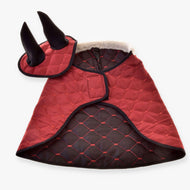 LarDen Hobby Horse szett Thermo Bordeaux: steppelt bordó takaró krémszínű szőrmegallérral és hozzáillő fülvédővel