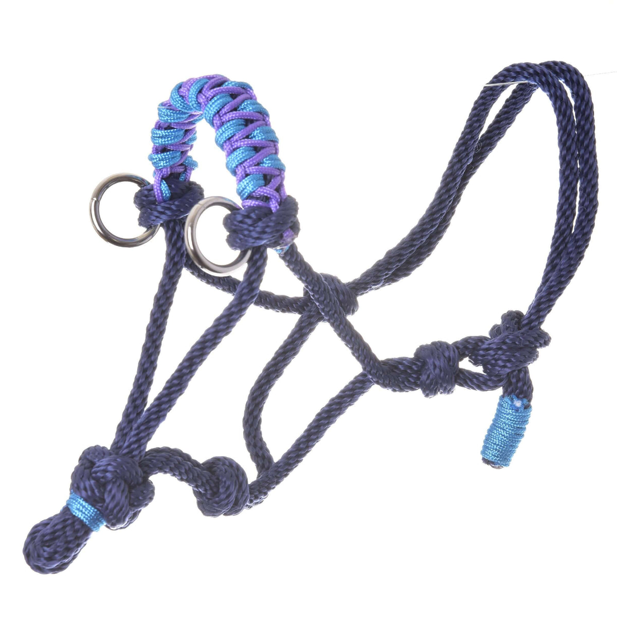 Sötétkék csomózott kötőfék türkiz-lila fonott orrszíjjal és ezüstszínű karikákkal, a Hobby Horse Dark Blue kötélszettből