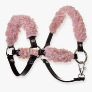 LarDen Hobby Horse fekete kötőfék teljes Old Rose szőrmével (műbőr): fáradt rózsaszín göndör szőrme és ezüstszínű karikák