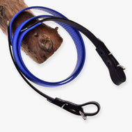 LarDen Hobby Horse gumírozott kantárszár kék, csúszásgátló méhsejtmintás felülettel és fekete csatos végekkel, faágra akasztva