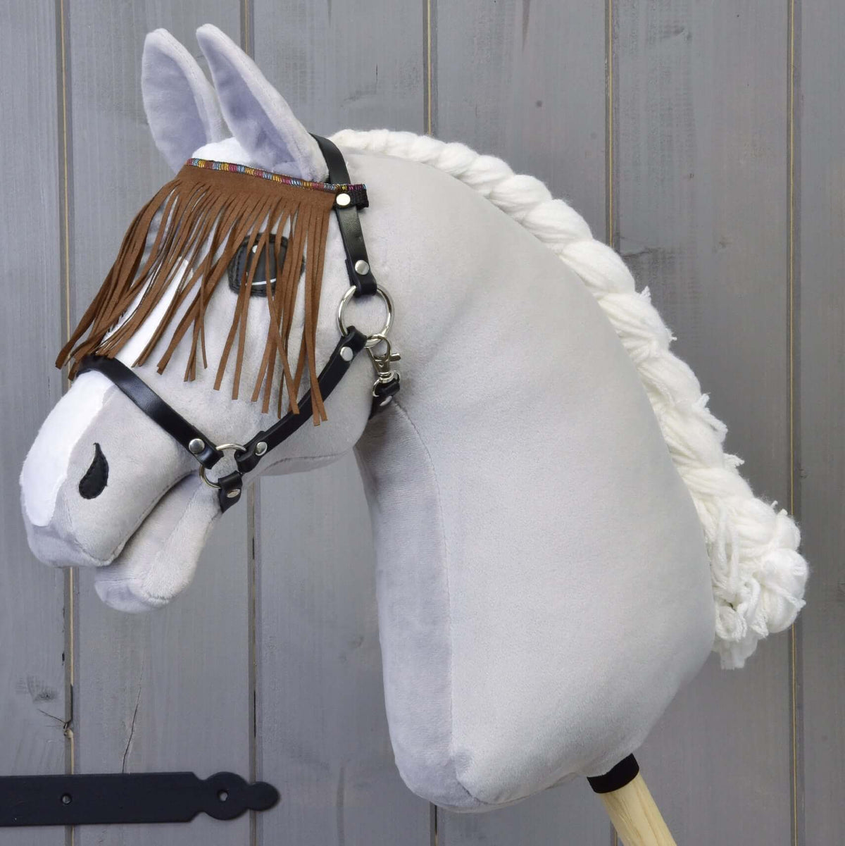 LarDen kötőfék fekete, barna rojtokkal, szürke plüss Hobby Horse lovon: a velúrhatású rojtok a szemekre lógnak