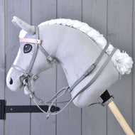 LarDen szürke műbőr szett – kantár, kantárszár és martingál szürke plüss Hobby Horse lovon, halvány rózsaszín homlokszíjjal