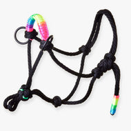 LarDen Hobby Horse csomózott kötőfék Rainbow, fekete kötélből, szivárványos fonott orrszíjjal és fekete karikákkal