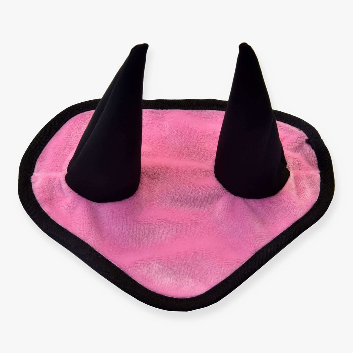 LarDen Hobby Horse fülvédő rózsaszín, puha rózsaszín plüssből, fekete szegéllyel és két fekete fülrésszel